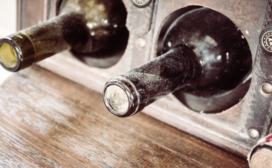Como abrir vinhos antigos sem danificar a rolha